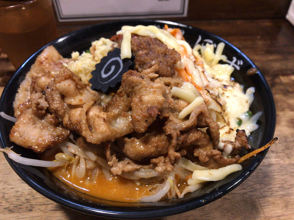 「旨辛味噌らーめん(全部)+炙りチーズ 950円」@旨辛味噌らーめん ぼんずの写真