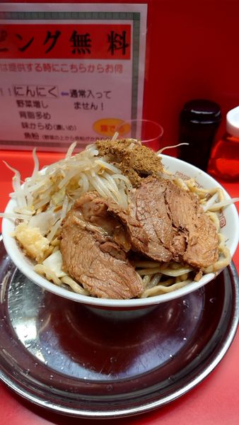 「大ラーメン750円麺600gニンニク少し辛め魚粉」@麺でる 戸越店の写真