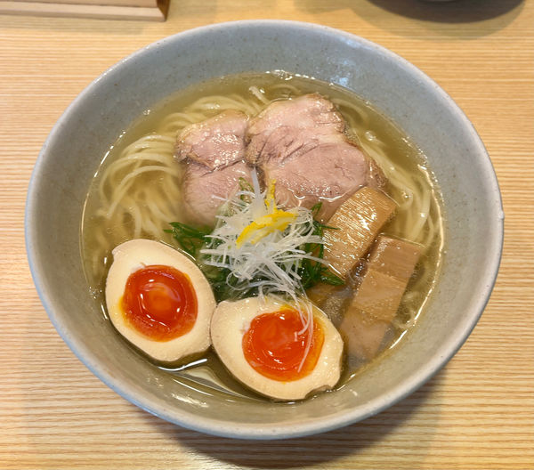 「塩らーめん+味付け玉子（850円）」@山﨑麺二郎の写真
