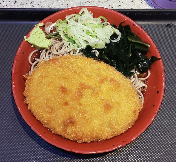 「冷しカレーコロッケのおそば」@名代 富士そば 昭和通り店の写真