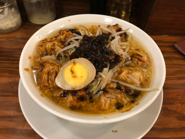 「黒上湯スープ熟成醤油漬けわんたんめん」@広州市場 西新宿店の写真