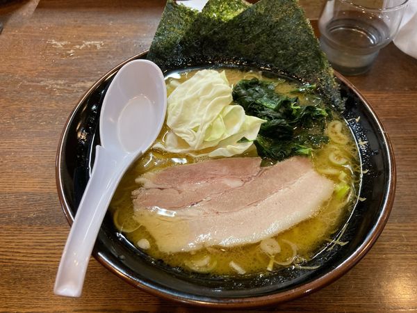 「豚骨醤油らーめん並　半割　油多め」@らあめん 寸八 総本店の写真