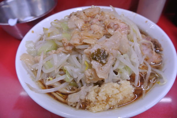 「小700円ニンニク脂生卵50円」@ラーメン二郎 越谷店の写真