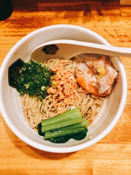 「サーモン油そば」@真鯛らーめん 麺魚の写真