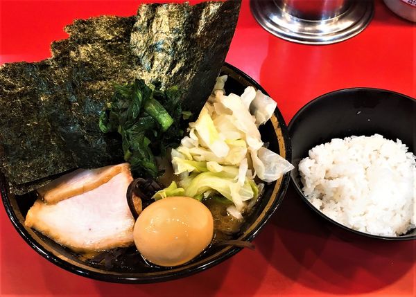 「ラーメン並全部普通+のり味玉キャベツきくらげ+ライス」@家系総本山 ラーメン吉村家の写真