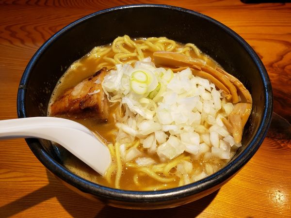 「濃厚らーめん+刻みタマネギ」@麺屋 繁の写真