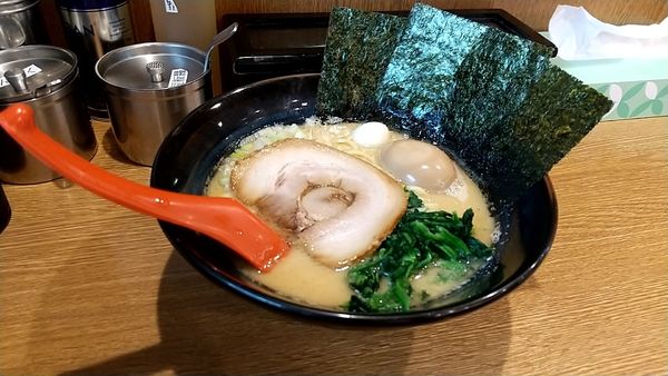 「醤油豚骨味玉ラーメン 並（８８０円）」@武松家 駅前大通り店の写真