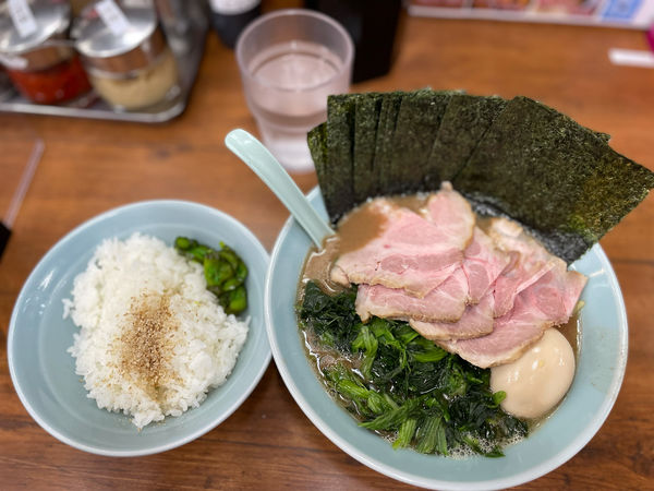 「フル装備(並)＋無料ライス」@横浜ラーメン 武蔵家 成増店の写真