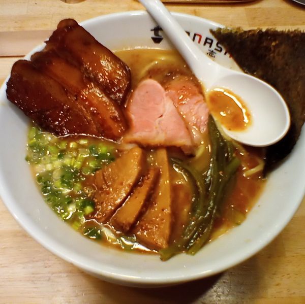 「七志ラーメン　+　角煮」@とんこつらーめん七志 中山店の写真