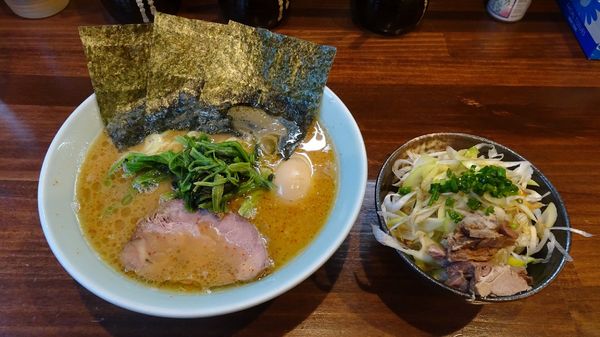 「辛ラーメン（750円）＋ネギ丼（250円）」@横浜家系 せいせき家の写真