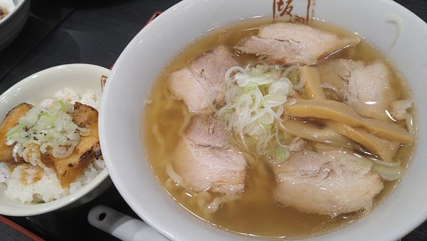 「喜多方ラーメン、ミニ炙り焼豚飯、餃子、唐揚げ」@喜多方ラーメン 坂内 調布店の写真