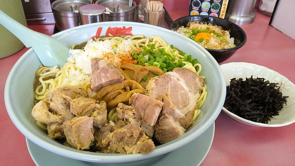 「限定/鬼煮干しラーメン+大W+コロ豚+ばら海苔+玉子かけご飯」@ラーメン山岡家 瑞穂店の写真