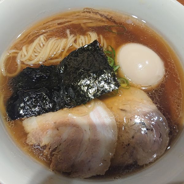 「名古屋コーチン味玉入り醤油らぁめん1250円、鮭飯350円」@支那そばや 東京ラーメンストリート店の写真