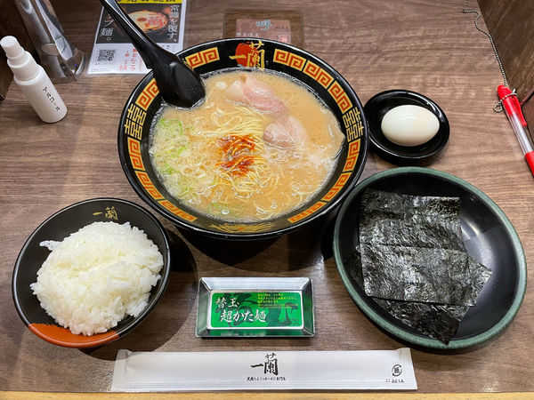 「ラーメン、替玉、ご飯、のり、半熟塩たまご」@一蘭 太宰府店の写真