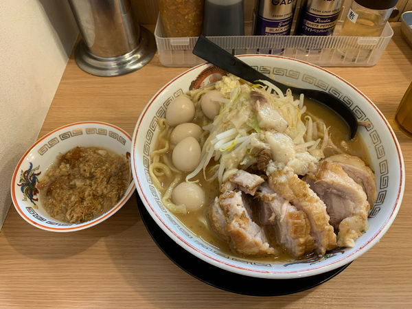 「小ぶた野菜少なめニンニク少しあぶら　うずら　肉かすあぶら」@豚山 神保町店の写真