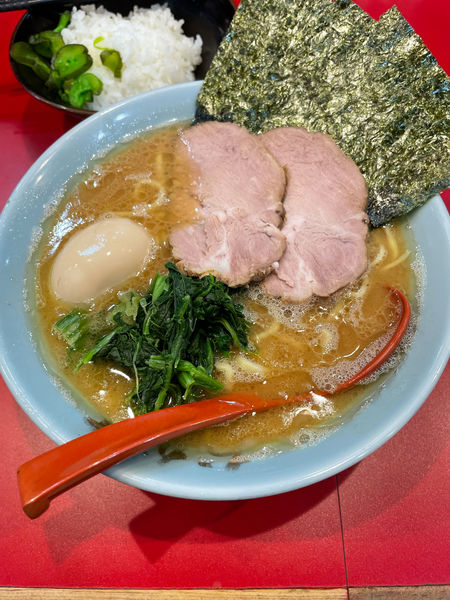「らーめん中　味玉」@横浜ラーメン おか本の写真