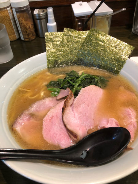 「大盛ラーメン硬め濃いめ、チャーシュー2枚増し」@南大沢らーめん家の写真