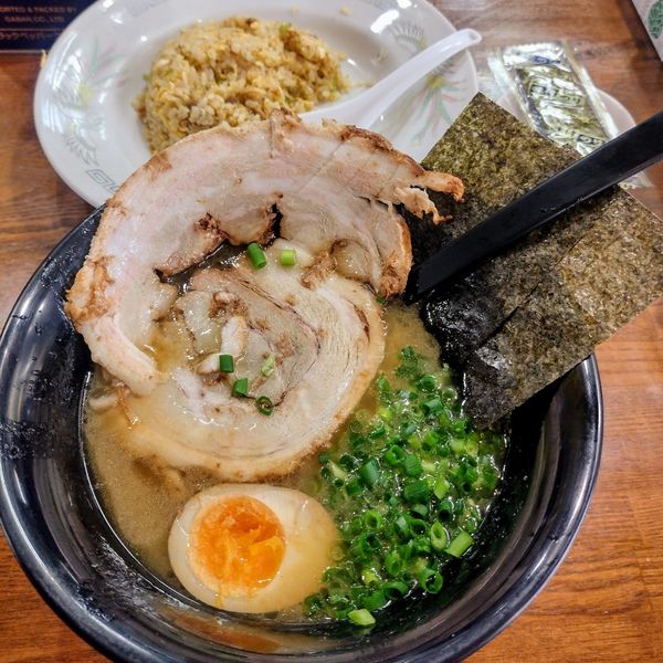 「とんこつラーメン､ミニ炒飯」@ラーメン 秀華の写真
