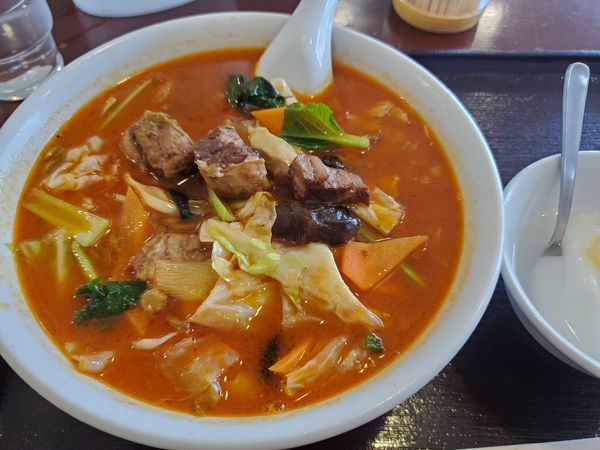 「四川風牛バラ肉入り刀削麺」@大連食府 神奈川新町店の写真