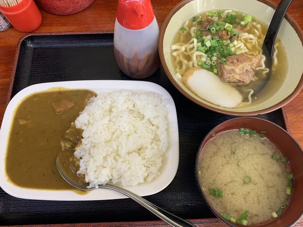 「ミニ沖縄そば360+ミニカレー290⁼650円」@どん亭 牧志店の写真