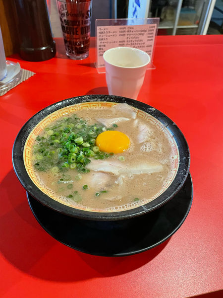 「ラーメン生卵入り」@麺家 ぶらっく ぴっぐの写真