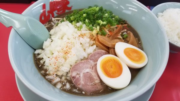 「期間限定　鬼煮干しラーメン　味玉トッピング」@山岡家 松本店の写真