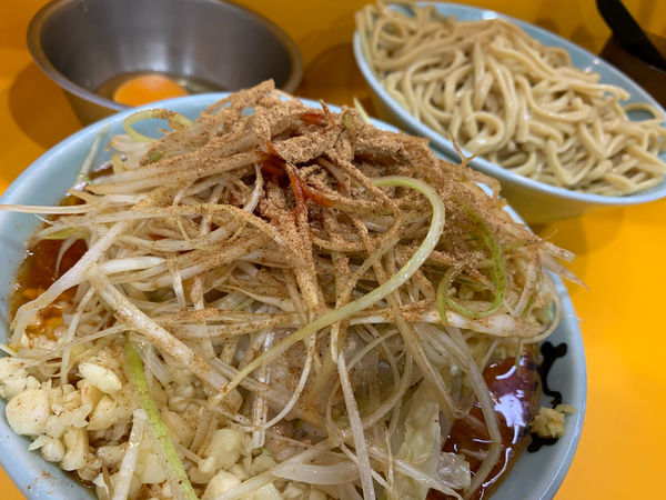 「小つけ 辛い奴3倍 ニンニクマシマシアブラ 生姜 葱 和風BB」@ラーメン二郎 八王子野猿街道店2の写真