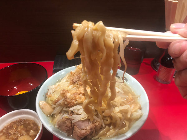「ラーメン麺半分ヤサイニンニクアブラちょいマシ」@ラーメンきずなの写真