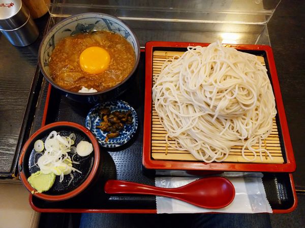「黄身のせひき肉カレー丼セット（900円）＋大盛り（100円）」@そば処 ゆう月 大森駅前店の写真