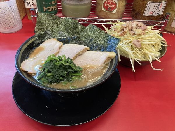「チャーシューメン3枚＋ネギ丼白＋金麦」@柏 王道家の写真