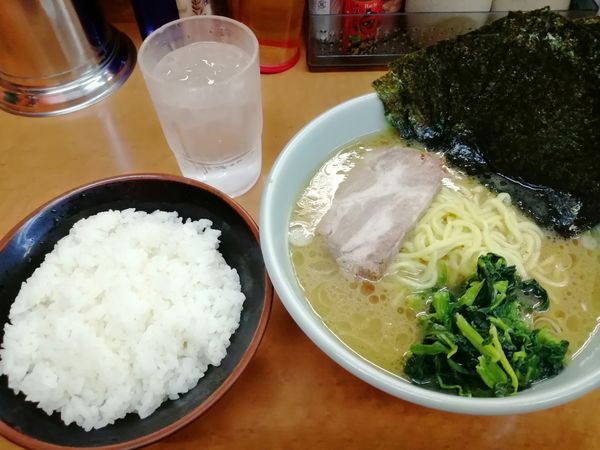 「並かため、海苔、ライス」@横浜ラーメン 町田家 新百合ヶ丘店の写真