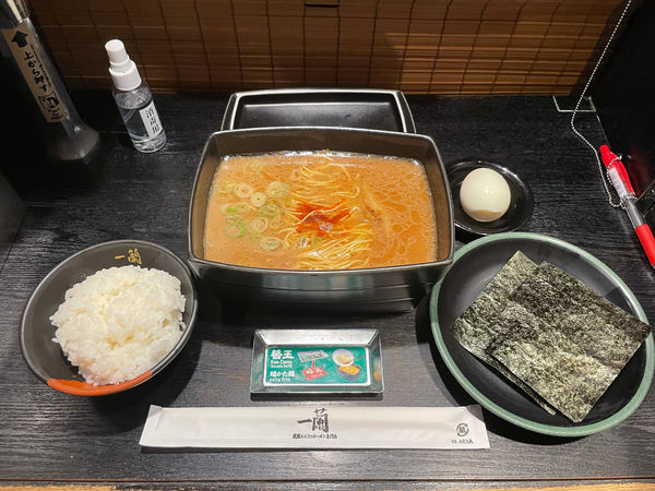 「ラーメン、替玉、半熟塩たまご、海苔、ごはん」@一蘭 キャナルシティ博多店の写真
