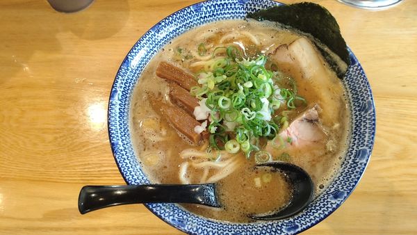 「濃厚中華そば 850円（大盛り+100円）」@麺 やまだの写真