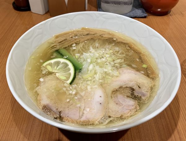 「塩らぁ麺」@支那そばや 東京ラーメンストリート店の写真