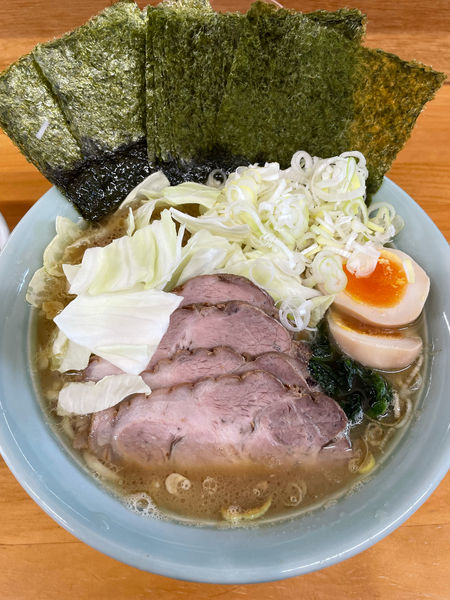 「中盛りチャーシュー麺　海苔玉子セット、ネギ、小ライス」@捲り家の写真