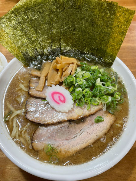 「魚介にぼしチャーシュー麺大盛り　海苔　小ライス」@麺家 むら田の写真