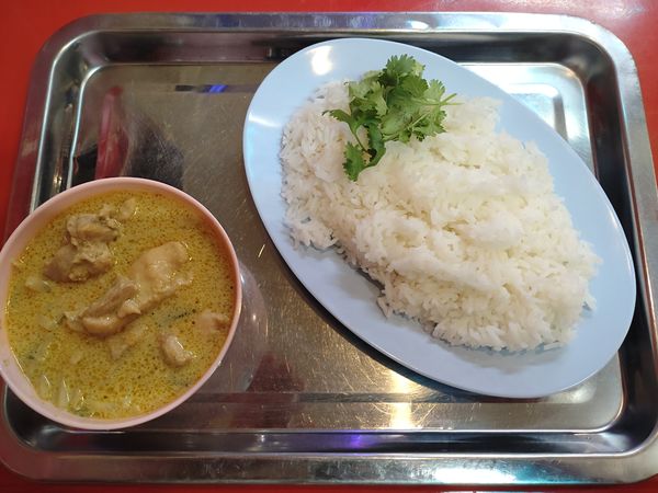 「（週替わり限定）イエローカレー　６８０円」@タイごはん 泉州屋台の写真