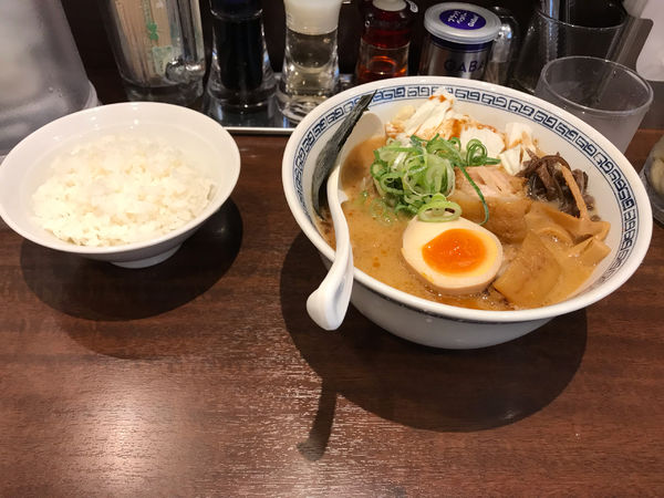 「特製ラーメン　ライス」@熊本ラーメン ひごもんず neo 三鷹の写真