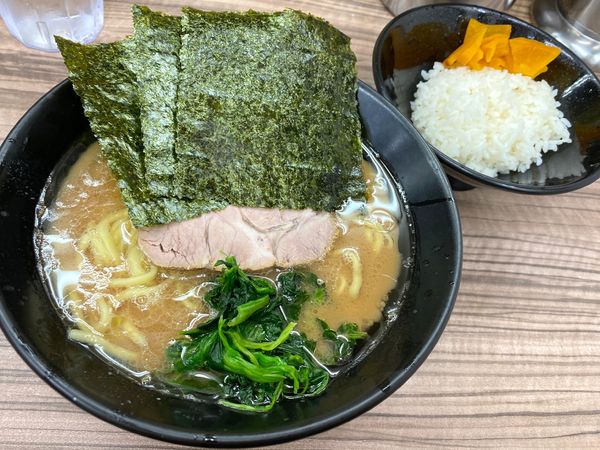 「ラーメン ６５０円 ※やわめ/ふつう/多め」@家系らーめん 武蔵家 川越店の写真