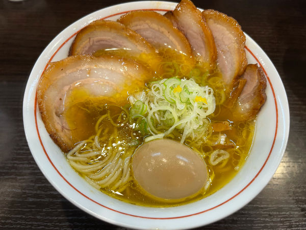 「しおらーめん＋トッピング全部乗せ」@らーめん颯人の写真