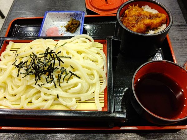 「冷たいうどんミニソースかつセット(並盛)900円」@登利平 高崎モントレー店の写真