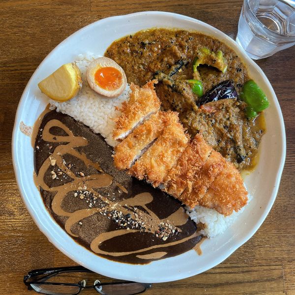 「2種盛りカレー（かつカレー＆ホールスパイスチキンカレー）」@立喰いカレー ゴッホの写真