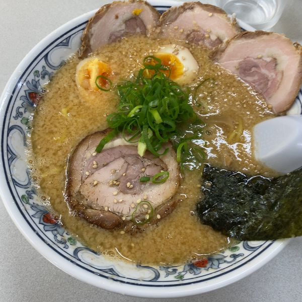 「特製背脂4倍生ﾆﾝﾆｸそば 味噌750円+ﾁｬｰｼｭｰ」@ラーメン・ぶーけの写真