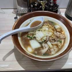 醤油ラーメン　中盛り　900円