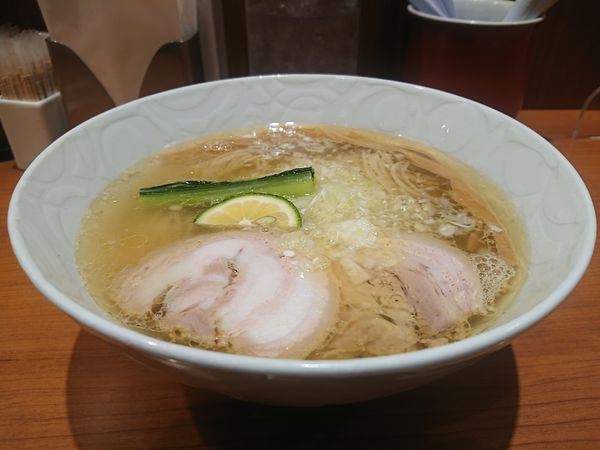 「塩らぁ麺 ぶしゅかん入り」@支那そばや 東京ラーメンストリート店の写真