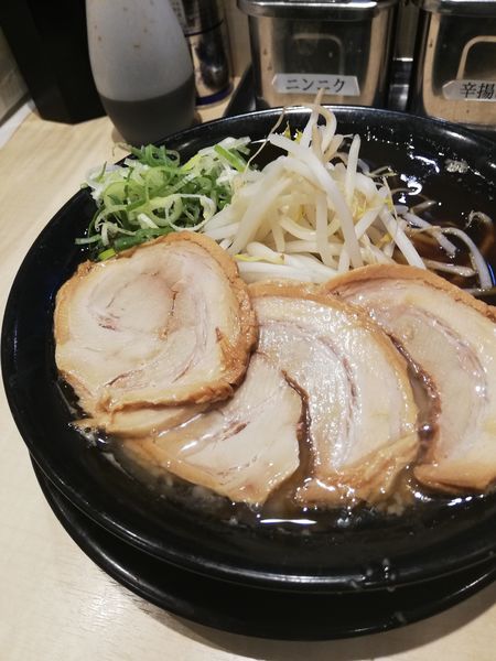「豚骨ブラック680円 チャーシュー(２枚)110円」@替玉千里眼 志木店の写真