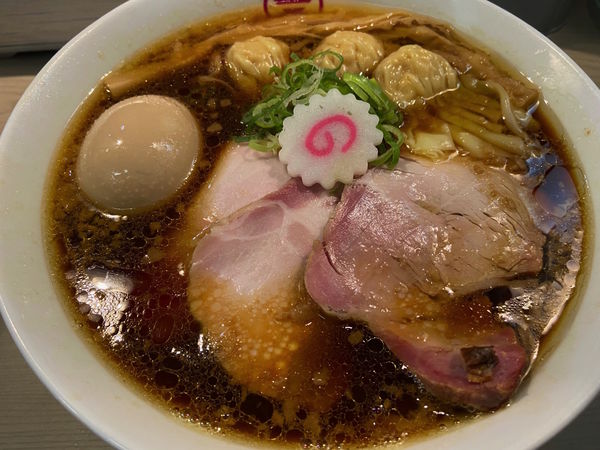 「特中華そば（大）：1050円」@横浜中華そば 維新商店の写真