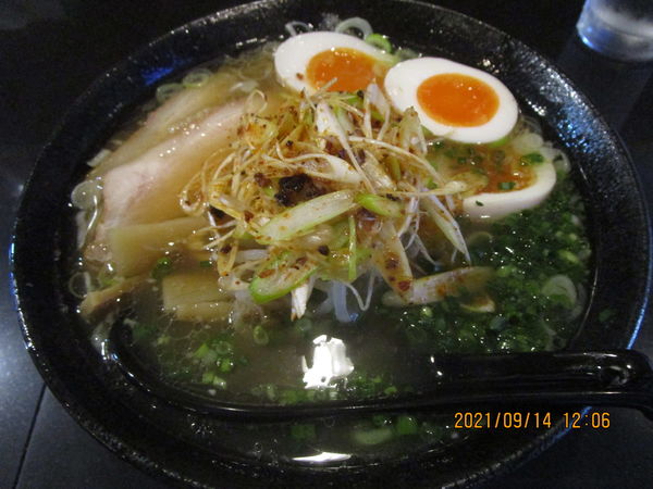 「牛骨ラーメン TP味玉子・辛ネギ 1050円」@げってんの写真