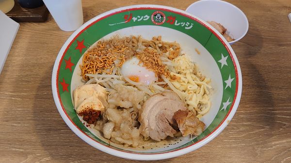 「まぜそば（玉子あり） 780円 + 1豚増し + 小ライス」@ジャンクガレッジ 川越小堤店の写真