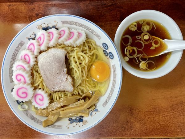 「油そば なると盛 ＋ 生玉子 ＋ スープ」@珍々亭の写真
